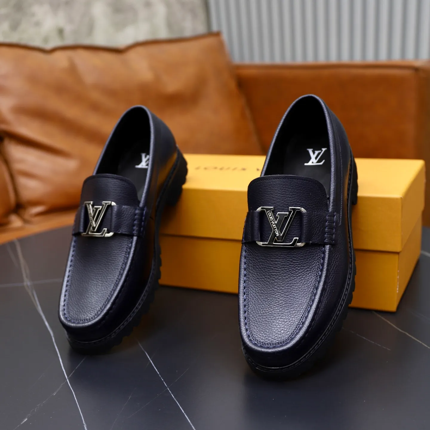 Ex-factory price: 600💰Louis Vuitton LV men's classic Oxford shoes, men's business formal boutique leather shoes, classic style, almond kernel exquisite toe, ultimate art, the whole shoe is made of imported cow leather (open edge beads), carefully selected, fine pores, excellent gloss, soft texture, strong toughness, durable and not easy to deform, apricot fetal cowhide leather lining, soft and comfortable, sweat-absorbent and breathable. Foam outsole, original box and dust bag packaging! Size: 38–44 (45/46 customized)